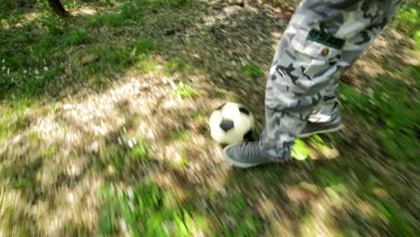 Secuencia-de-niño-jugando-al-fútbol-en-el-jardín:-Al-aire-libre,-fútbol-de-niños