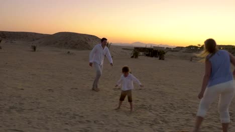 Familie-spielen-Sie-Fußball-am-Strand