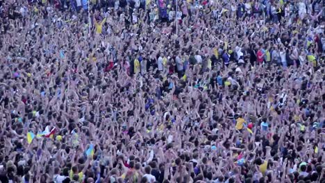 Gran-multitud-de-personas-no-reconocibles-de-una-gran-cantidad-de-fanáticos-del-fútbol-fútbol