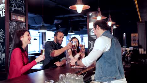 Zwei-hübsche-Mädchen-und-ein-Mann-in-der-bar-entspannen