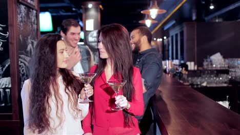 Girls-with-martini-and-guys-with-buckle-beer-at-the-bar