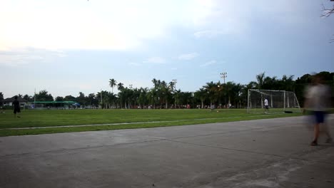 Zeitraffer-Menschen-Laufen-Football-Feld