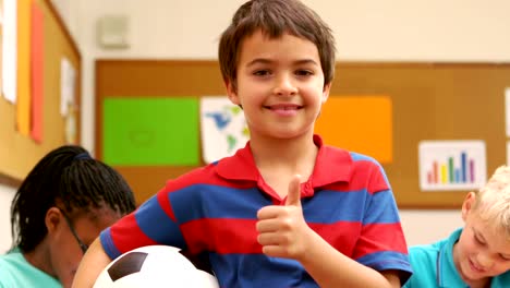 Boy-with-thumbs-up-organizar-un-bola