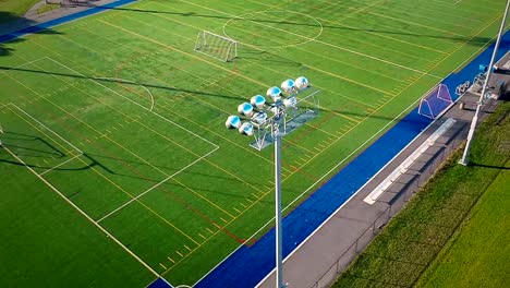 Volando-sobre-un-campo-de-fútbol-americano-de-síntesis-al-aire-libre