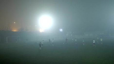 Junge-Fußball-spielen-auf-einem-nebligen-Tag.-Belgrad,-Serbien