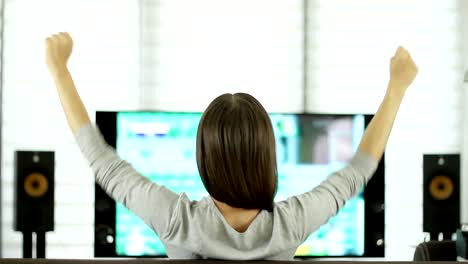 Mujer-joven-celebrando-gol-de-fútbol,-Vista-posterior