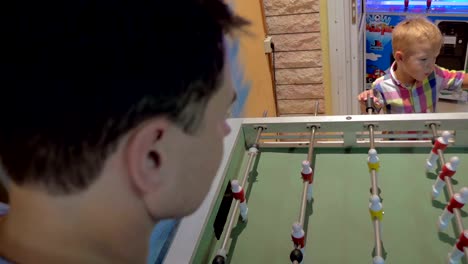 Vater-und-Sohn-spielen-Fußball-in-Arcade