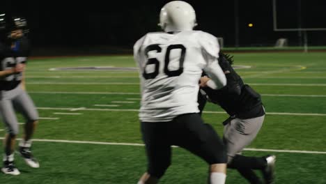 Ein-Fußballspieler-zeigt-einen-pass-und-macht-einen-Touchdown-in-Zeitlupe