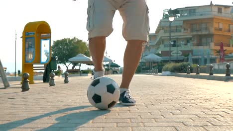 Haga-ejercicios-por-la-mañana-con-un-balón-al-aire-libre