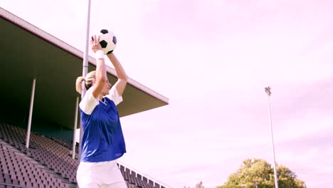 Lanzar-bola-jugador-de-fútbol