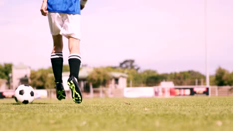 Controlar-la-pelota-jugador-de-fútbol