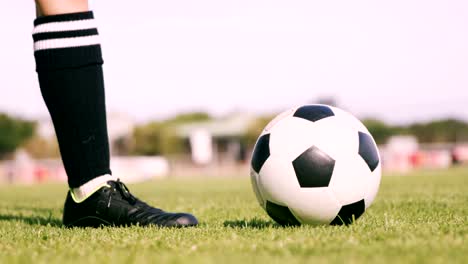 Jugador-de-fútbol-coleando-la-pelota