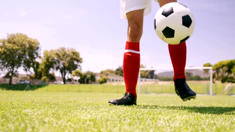 Jugador-de-fútbol-jugando-con-bola