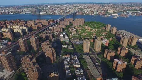 Toma-aérea-de-la-ciudad-de-Nueva-York-volando-sobre-Morningside