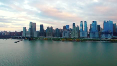 NYC-Antenne-Schuss-des-Upper-Westside-Piers-fliegen-in-Richtung-Midtown