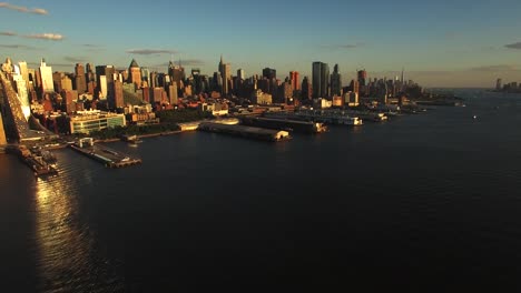 Antena-Nueva-York-volar-hacia-atrás-tiro-de-muelle-y-horizonte