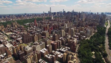 Toma-aérea-de-la-ciudad-de-Nueva-York-de-Morningside-y-Harlem