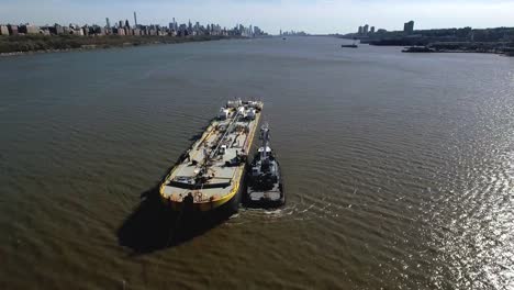 Fliegen-Sie-nach-hinten-über-Öltanker-neben-Schlepper-auf-Hudson-River
