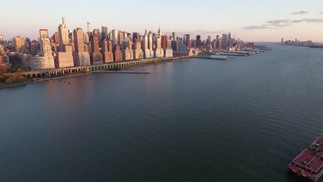 NYC-Antenne-fliegen-rückwärts-Schuss-der-Upper-Westside-mit-Sonnenuntergang-im-Hintergrund