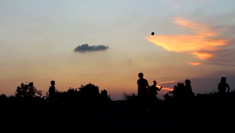 Silhouette-Gruppe-Mann-Fußball-spielen