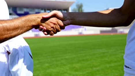 Fußball-Spieler-ändern-ihre-Hemden-und-Händeschütteln