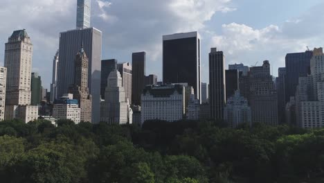 Aerial-view-of-Manhattan-buildings-and-central-park