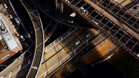 Vista-aérea-superior-intersección-de-tráfico-en-Nueva-York,-América.-Drone-volando-sobre-los-caminos-de-la-ciudad,-Distrito-de-Manhattan