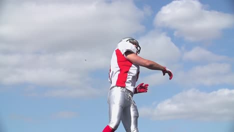 Ein-American-Football-Quarterback-wirft-den-Ball-und-feiert.