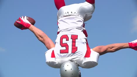 Ein-amerikanischer-Fußballspieler-Backflips-und-feiert.