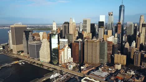 Vista-aérea-de-Manhattan-downtown-en-Nueva-York,-América.-Drone-volando-lejos-de-la-ciudad-con-rascacielos