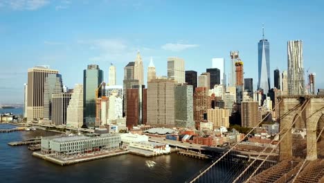 Vista-aérea-de-la-capital-de-América.-Puente-de-Brooklyn-a-través-del-río-este-de-Manhattan-en-Nueva-York