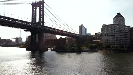 Luftaufnahme-der-Manhattan-Bridge.-Drohne-fliegt-über-den-East-River-in-New-York-in-Amerika,-Blick-auf-Gebäude-von-Brooklyn