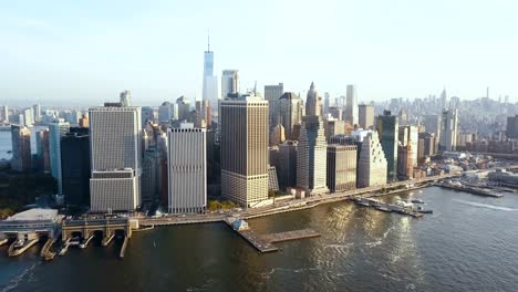 Vista-aérea-de-Nueva-York,-América.-Drone-volando-lejos-del-distrito-de-Manhattan,-centro-de-la-ciudad-en-la-orilla-de-este-río