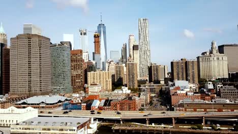 Vista-aérea-de-Nueva-York,-América.-Drone-volando-sobre-el-distrito-de-rascacielos-de-Manhattan-en-la-orilla-de-East-river