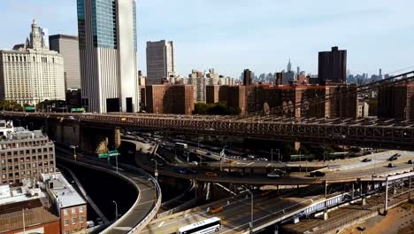 Vista-aérea-de-Nueva-York,-América.-Drone-volando-para-arriba-bajo-el-tráfico-por-carretera-en-el-distrito-financiero-de-Manhattan