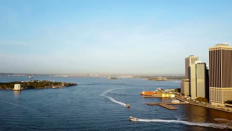 Vista-aérea-del-distrito-de-Manhattan-en-Nueva-York,-América.-Este-río,-Governors-island-y-estatua-de-la-libertad-en-el-horizonte