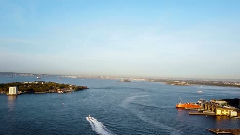 Luftaufnahme-von-New-York,-Amerika.-Berühmte-Sehenswürdigkeiten-East-River,-Governors-Island-und-der-Freiheitsstatue-am-Horizont