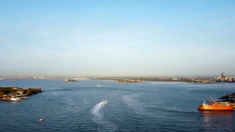 Luftaufnahme-von-New-York,-Amerika.-Drone-fliegende-Sehenswürdigkeiten-über-den-East-River,-Pier,-Governors-Island-und-der-Freiheitsstatue