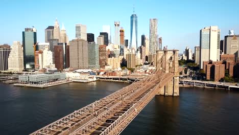 Luftbild-von-der-Brooklynbridge-Manhattan-in-New-York,-Amerika-über-den-East-River-in-sonnigen-Tag