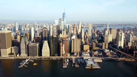 Vista-aérea-del-paisaje-de-Nueva-York,-América.-Drone-volando-lejos-del-distrito-de-Manhattan-en-la-orilla