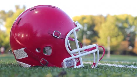 Football-Helm-auf-Feld