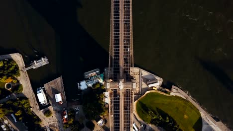 Aerial-top-view-of-Brooklyn-bridge-in-brooklyn-district-through-the-East-river-in-New-York,-America