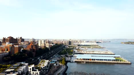 Vista-aérea-del-barrio-de-Brooklyn-en-Nueva-York,-América.-Drone-volando-a-lo-largo-de-la-orilla-del-East-river