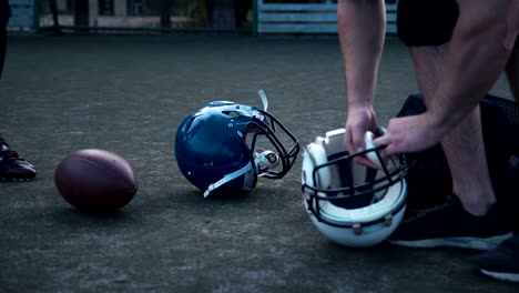 Jugadores-de-fútbol-americano-cascos-de-preparación