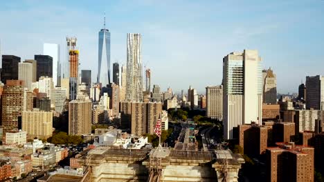 Vista-aérea-de-Nueva-York,-Distrito-de-Manhattan-con-rascacielos.-Dronw-volando-sobre-el-puente-de-Brooklyn,-cerca-de-East-river