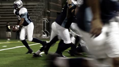 Salta-encima-de-la-línea-de-un-jugador-de-fútbol-y-anota-un-touchdown