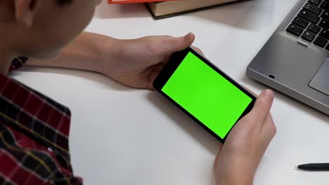 Junge-gerade-Sport-Sendung-am-Smartphone-Zuhause,-Gadget-sucht,-green-screen