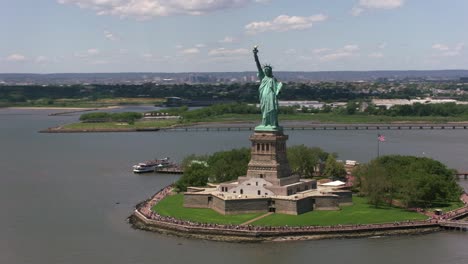 Tagsüber-Luftaufnahme-der-Freiheitsstatue-in-New-York-City.