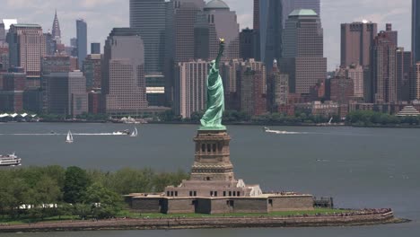 Tagsüber-Luftaufnahme-der-Freiheitsstatue-in-New-York-City.