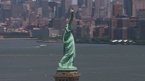 Tagsüber-Luftaufnahme-der-Freiheitsstatue-in-New-York-City.